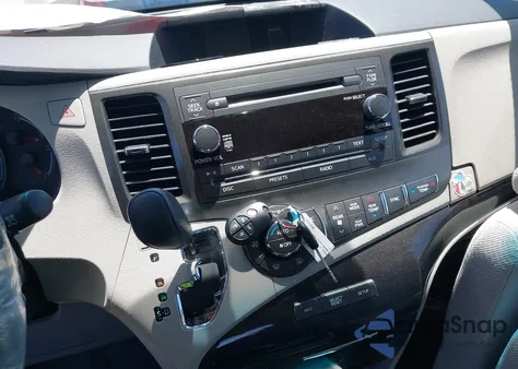 2014 Toyota Sienna Le z USA, uszkodzony, nr VIN 5TDKK3DC8ES467759